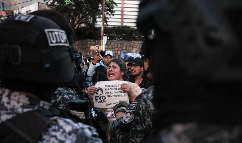 Un simpatizante del expresidente boliviano Evo Morales protesta frente a la policía durante la marcha hacia la sede del Tribunal Supremo Electoral (TSE), en La Paz, Bolivia, el 16 de mayo de 2025
