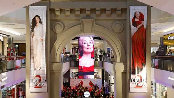 alfombra roja y guinos a la pelicula en el preestreno de ?el diablo viste a la moda 2?