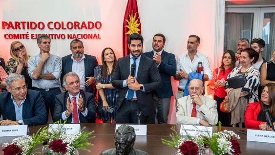 Entre Gustavo Osta y Julio María Sanguinetti, el nuevo secretario general colorado, Andrés Ojeda Entre Gustavo Osta y Julio María Sanguinetti, el nuevo secretario general colorado, Andrés Ojeda