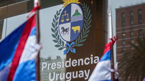 Fachada de la Torre Ejecutiva, durante la visita a Uruguay del presidente ecuatoriano Daniel Noboa.&nbsp;