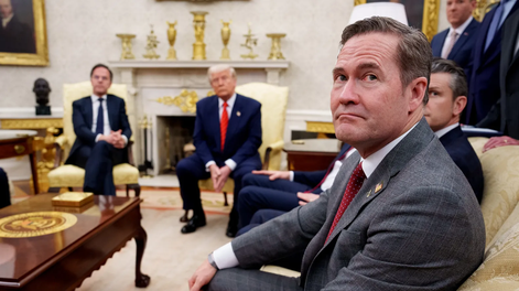 Donald Trump, acompañado por el asesor de seguridad nacional de Estados Unidos, Michael Waltz, en la Casa Blanca responde una pregunta de un periodista el 13 de marzo
