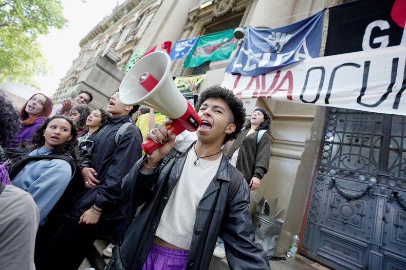 Gerónimo Sena durante la ocupación en el liceo IAVA en Montevideo. Foto: Javier Calvelo / adhocFOTOS