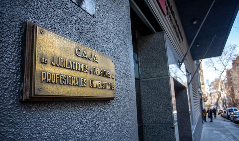 Sede de la Caja de Profesionales Universitarios en Montevideo. Foto: Mauricio Zina / adhocFOTOS