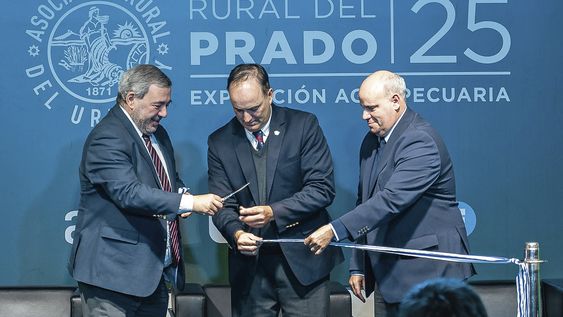Intendente de Montevideo Mario Bergara, presidente de ARU Rafael Ferber y director de Exposiciones de ARU Rodrigo Granja García. Intendente de Montevideo Mario Bergara, presidente de ARU Rafael Ferber y director de Exposiciones de ARU Rodrigo Granja García.