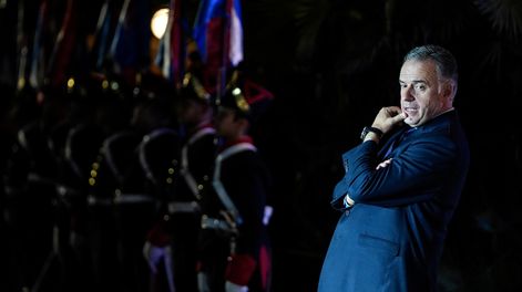 Yamandú Orsi recibe a José Antonio Kast en la residencia presidencial de Suárez y Reyes.