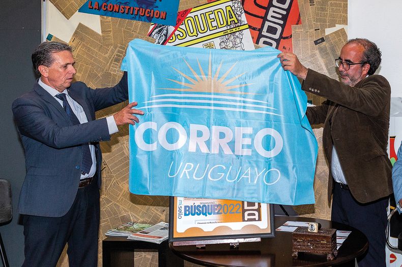 Presidente del Correo Uruguayo Rafael Navarrine y director periodístico de Búsqueda y Galería Andrés Danza