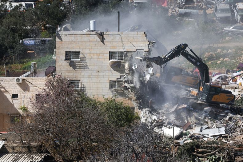 Maquinaria de Israel derriba un edificio de apartamentos cerca del asentamiento de Hagai.