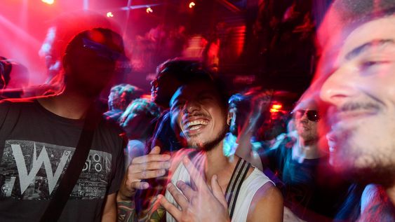 Fiesta electrónica: ¿espectáculo o evento con público activo? Fiesta electrónica: ¿espectáculo o evento con público activo?