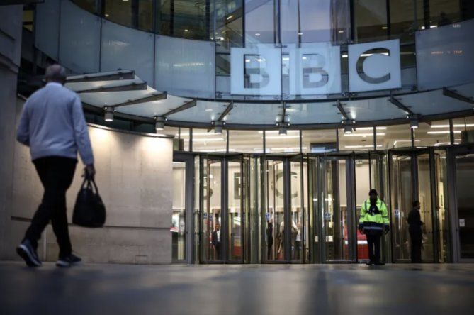 Un hombre pasa por la entrada de la BBC en Londres, Reino Unido, el 10 de noviembre de 2025.