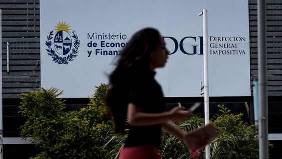 Sede de la Dirección General Impositiva, en la avenida Daniel Fernández Crespo. Sede de la Dirección General Impositiva, en la avenida Daniel Fernández Crespo.