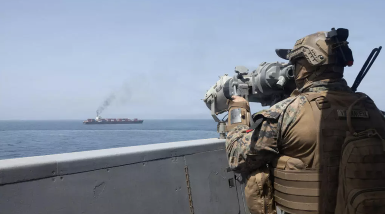 Fuerzas estadounidenses patrullan en el mar Arábigo, cerca del Touska, un carguero de bandera iraní.