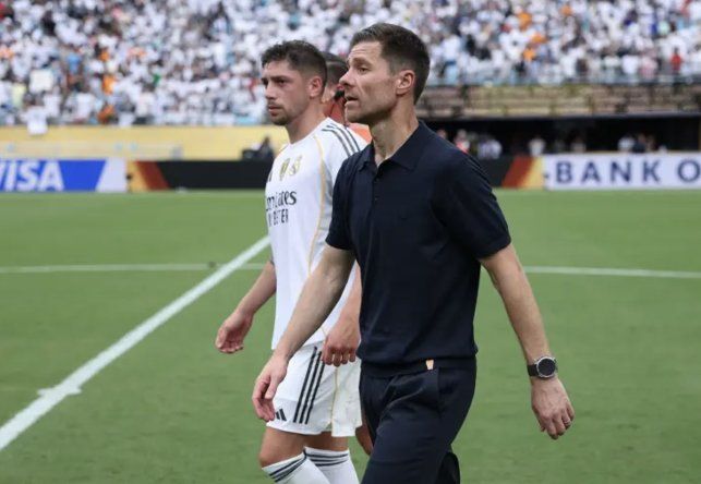 Federico Valverde y Xabi Alonso durante un partido de Real Madrid en el Mundial de Clubes.