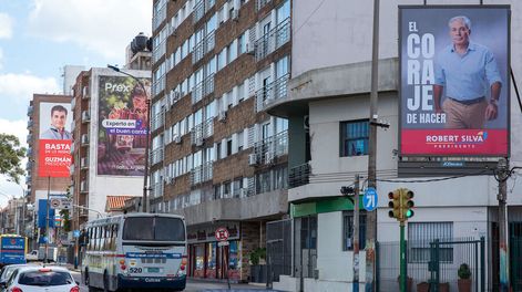 Búsqueda | Publicidad electoral de Robert Silva y Guzmán Acosta y Lara, candidatos presidenciales del Partido Colorado. Foto: Ricardo Antúnez / adhocFOTOS
