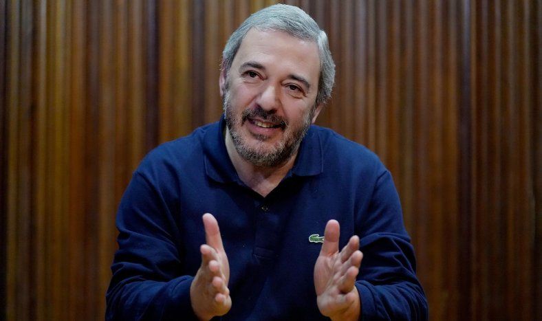 Mario Bergara durante la entrevista con Búsqueda