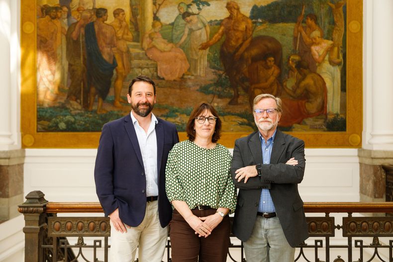 El decano de la Facultad de Medicina, Arturo Briva, junto al Consejero de la Fundación Manuel Pérez Javier Hurtado y Laura Castro, integrante de la Fundación.
