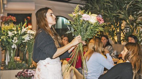 Josefina Laborde enseñó a armar un ramo de flores.