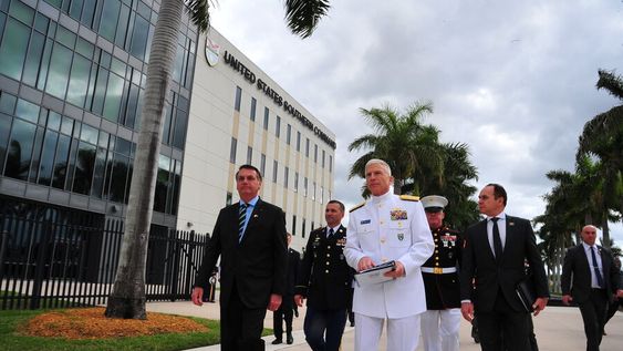 El año pasado Jair Bolsonaro visitó a Craig Faller para conversar sobre la creciente alianza de defensa entre Brasil y Estados Unidos. Foto: USS Command.