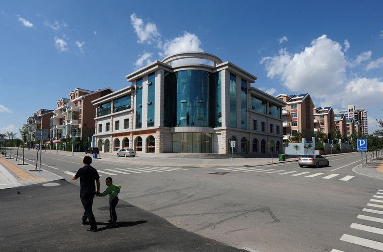 Ordos fue construida entre 2001 y 2003, por el impulso de la industria minera, pero la caída del precio internacional del carbón hizo trizas la idea del gobierno chino de dinamizar esa zona. Foto: AFP