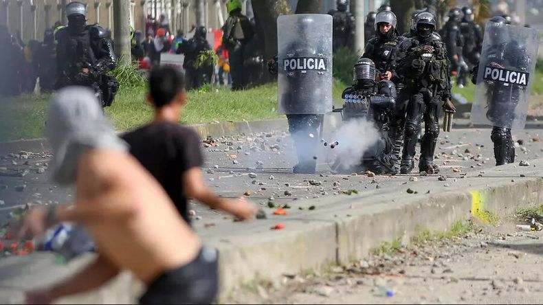 Choques entre manifestantes y policías antimotines en Popayán, suroeste de Colombia, el 14 de mayo de 2021. Foto: AFP.