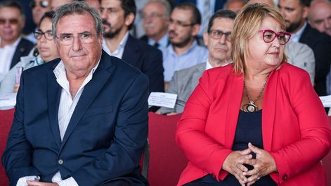 Exministro de Defensa Armando Castaingdebat y su sucesora, Sandra Lazo.