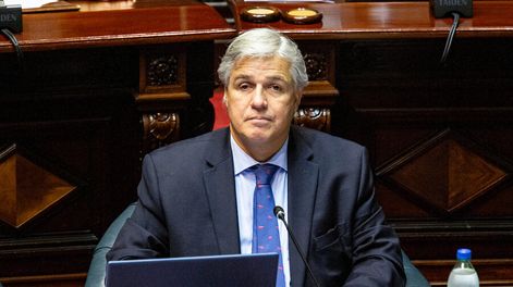 Francisco Bustillo durante la Comisiòn Permanente en la Camara de Senadores en el Palacio Legislativo. Foto: Mauricio Zina / adhocFOTOS