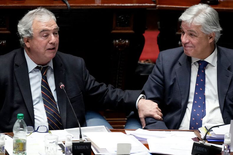 Luis Alberto Heber y Francisco Bustillo en la Cámara de Senadores del Palacio Legislativo en Montevideo. Foto: Javier Calvelo / adhocFOTOS