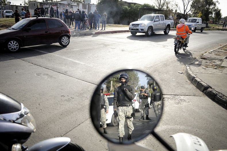 Intersección de las calles Aparicio Saravia y San Martín, en Marconi. Foto: Javier Calvelo / adhocFOTOS