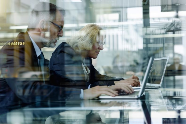Dos trabajadores en una oficina.