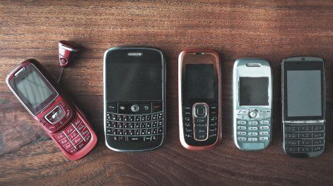 Teléfonos celulares tontos: un movimiento contracultural cuestiona el lugar que se les da a los smartphones