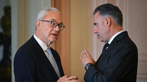 &nbsp;Yamandú Orsi escucha al canciller Mario Lubetkin.