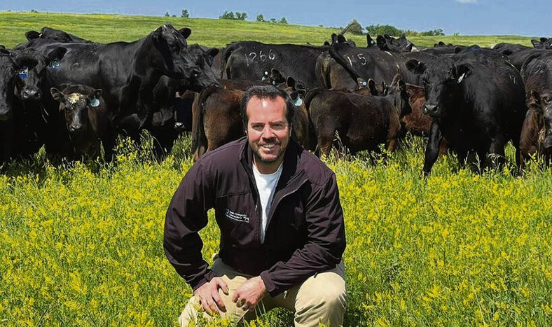 Federico Fernández con parte del plantel Angus de San Gregorio Ganadera. Foto: Agro de Búsqueda