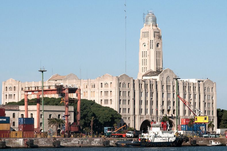 El edificio sede de Aduanas, en el Puerto de Montevideo.
