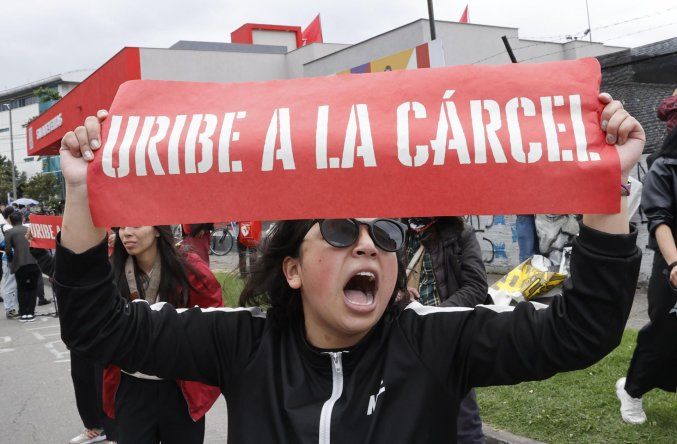 Detractores del expresidente Álvaro Uribe, se manifiestan afuera del Complejo Judicial de Paloquemao este lunes, en Bogotá (Colombia)