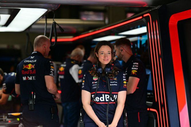 La jefa de estrategia en Red Bull, Hannah Schmitz, durante la última sesión de entrenamientos libres del Gran Premio de Austria, el 27 de junio de 2025.