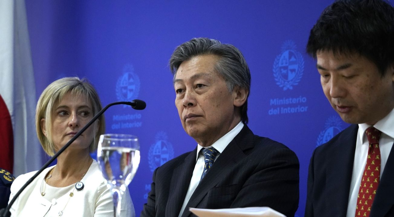 El embajador de Japón, al centro, junto a la subsecretaria del Ministerio del Interior.&nbsp;