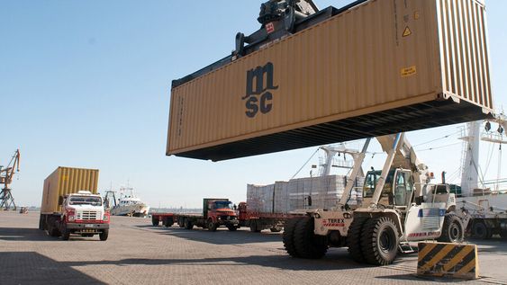 Movimiento de contenedores en el Puerto de Montevideo. Foto: Ricardo Antúnez / adhocFOTOS Movimiento de contenedores en el Puerto de Montevideo. Foto: Ricardo Antúnez / adhocFOTOS