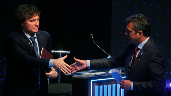 Milei y Massa se saludan tras el último debate electoral. Foto: AFP Milei y Massa se saludan tras el último debate electoral. Foto: AFP