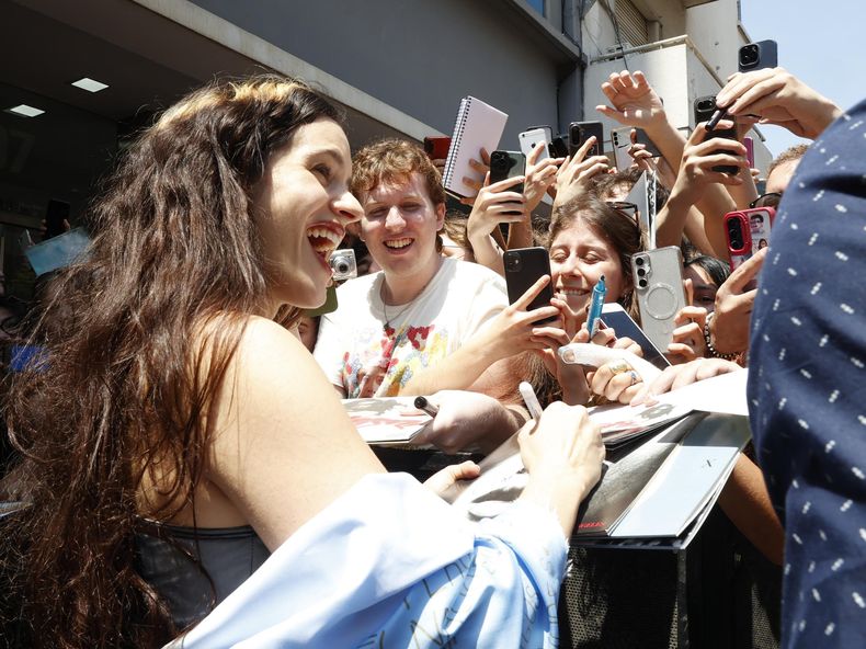 La cantante Rosalía firmó autógrafos afuera del estudio de streaming de Luzu TV en Buenos Aires, donde dio una larga y distendida entrevista.