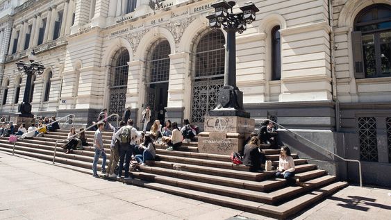 Las desigualdades de género están presentes en la vida universitaria y se manifiestan de diversas formas. Foto: Ricardo Antúnez / adhocFOTOS