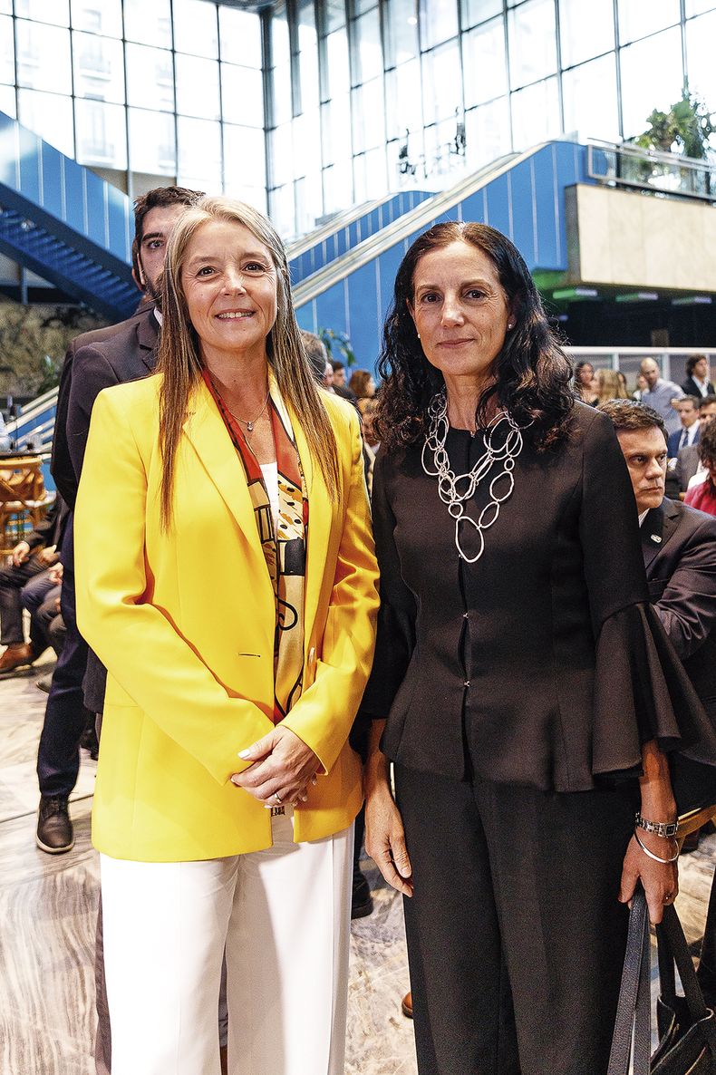 Andrea Roth junto a la ministra de Economía Azucena Arbeleche