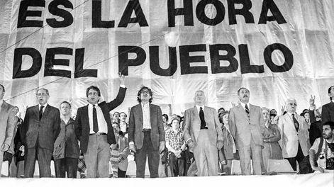 José Pedro Cardoso, Germán Araújo, Mariano Arana, Juan José Crottogini y Líber Seregni. Acto de cierre de campaña electoral del Frente Amplio. Avenida del Libertador Brigadier General Lavalleja. 22 de noviembre de 1984