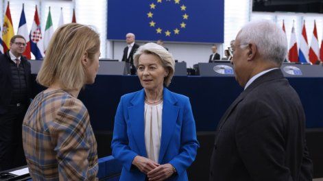 La presidenta de la Comisión Europea, Ursula von der Leyen (centro), conversa con la alta representante de la Unión Europea para Asuntos Exteriores y Política de Seguridad, Kaja Kallas (izq.), y el presidente del Consejo Europeo, Antonio Costa (der.), durante la sesión plenaria del Parlamento Europeo en Estrasburgo, Francia, el 21 de enero de 2026.