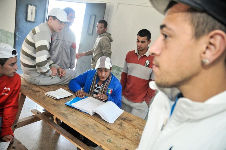 Una cuarta parte de los presos no terminó la escuela, casi nadie el ciclo básico y el 12% son analfabetos funcionales. Foto: Javier Calvelo / adhocFOTOS