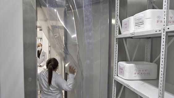 Vacunas almacenadas en el Laboratorio Calmette. Foto: Pablo La Rosa / adhocFOTOS Vacunas almacenadas en el Laboratorio Calmette. Foto: Pablo La Rosa / adhocFOTOS