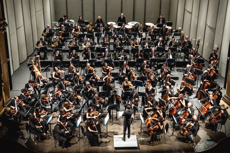 Grandes ballets rusos&nbsp;de la Orquesta Filarmónica de Montevideo interpreta una selección de obras de Piotr Ilich Tchaikovsky y Sergei Prokofiev.