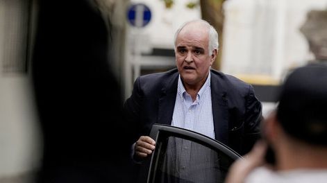 Gustavo Penadés en la entrada a Fiscalia. Foto: Javier Calvelo / adhocFOTOS