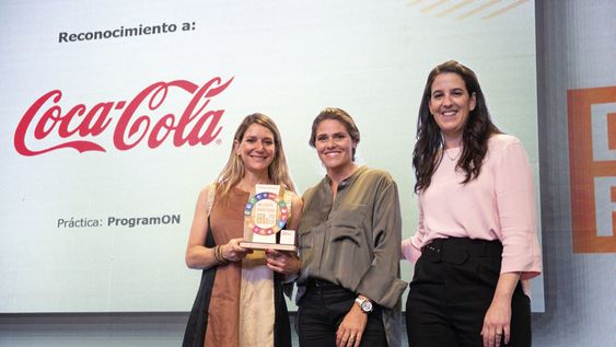Lucía Ottati, gerenta de Legales y Asuntos Corporativos en Coca-Cola Femsa Uruguay, María Mónica del Campo, representante del Comité Técnico Evaluador Honorario de Deres, y Carolina Devoto, directora ejecutiva de Deres