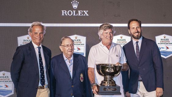 Comodoro del Yacht Club Argentino Alberto Urani, comodoro del Yacht Club Punta del Este Juan Etcheverrito, capitán del velero ganador de la Copa Rolex 2025 Fernando Chain y CEO Rolex Latam Eduardo MacLean Comodoro del Yacht Club Argentino Alberto Urani, comodoro del Yacht Club Punta del Este Juan Etcheverrito, capitán del velero ganador de la Copa Rolex 2025 Fernando Chain y CEO Rolex Latam Eduardo MacLean