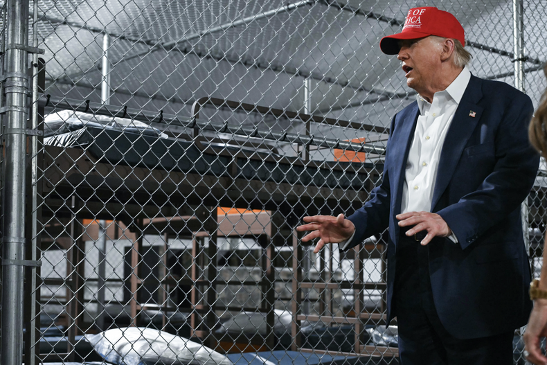 El presidente de Estados Unidos, Donald Trump, visita un centro de detención de migrantes, conocido como “Alcatraz Caimán”, ubicado en el antiguo Aeropuerto de Entrenamiento y Transición Dade-Collier en Ochopee, Florida, el 1° de julio de 2025