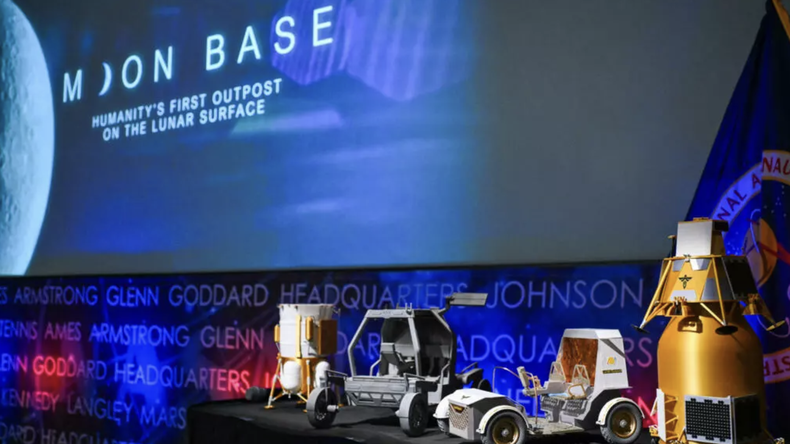 Se exhiben maquetas de vehículos lunares y módulos de aterrizaje durante una conferencia de prensa celebrada en la sede de la NASA en Washington, D.C., el 26 de mayo de 2026, para presentar los planes de la base lunar de la NASA.